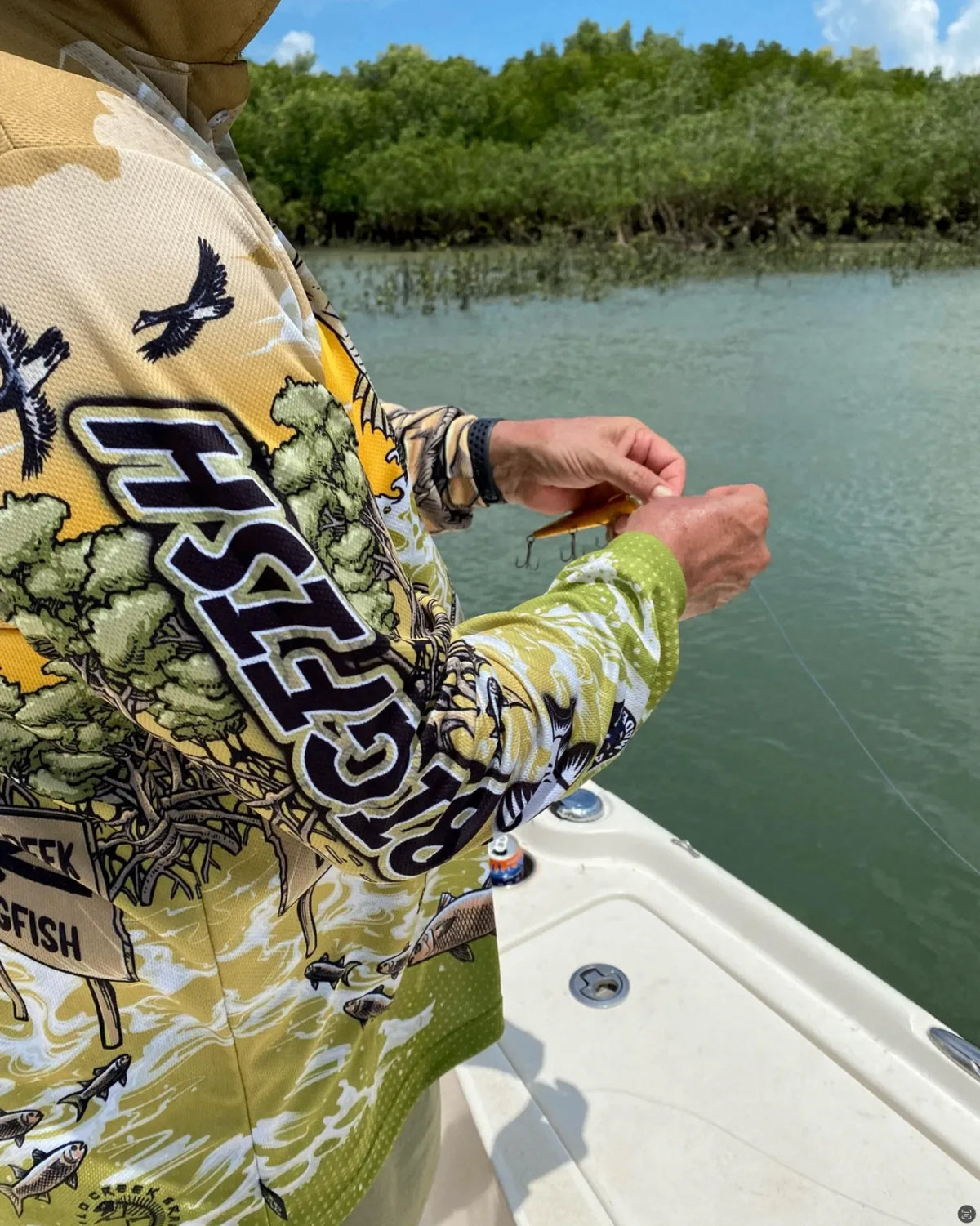Hand-tying a lure